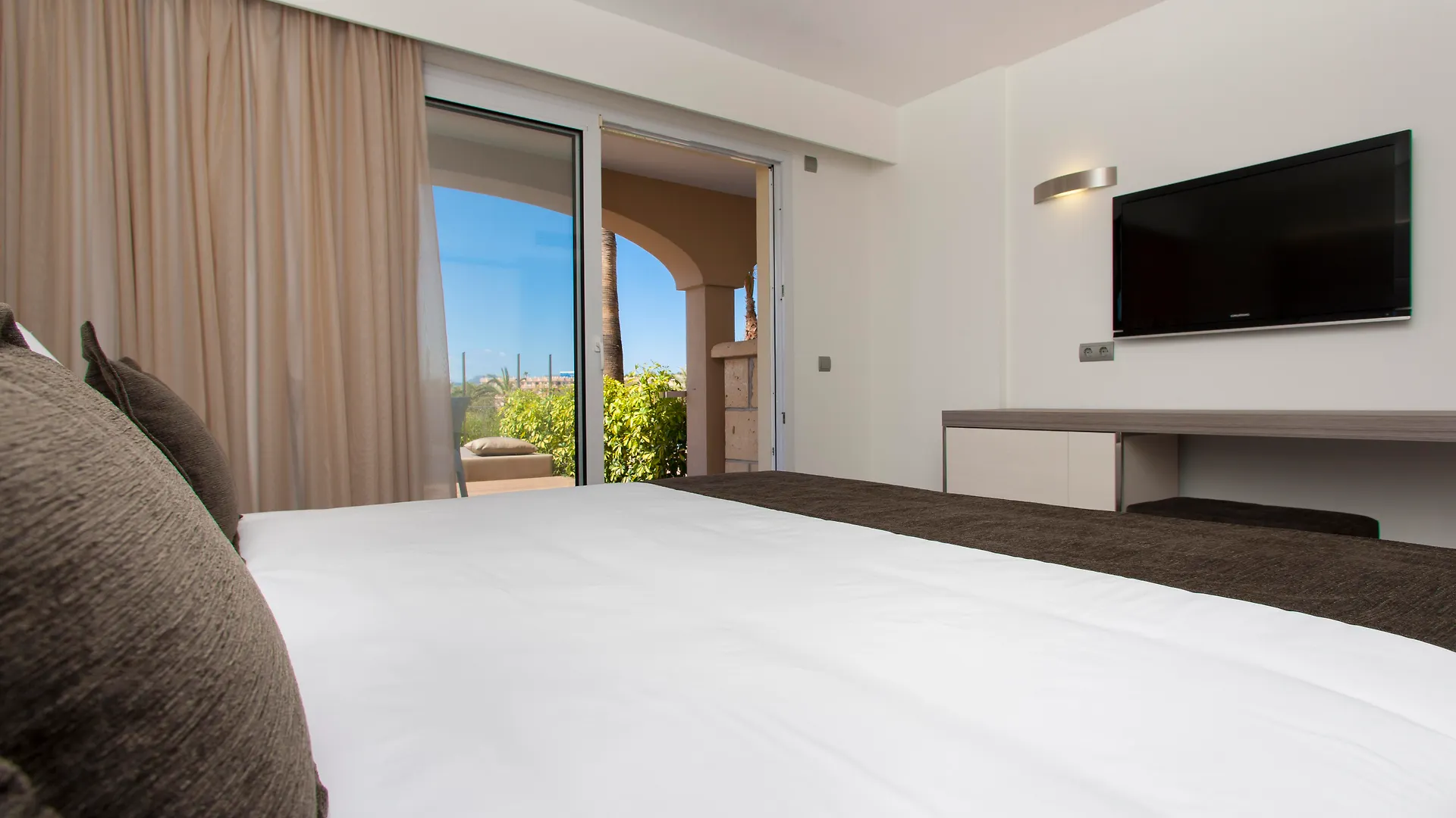 Отель Insotel Cala Mandia Resort