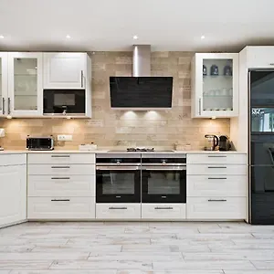 Spaces Mediterranean 4 Bedroom, 4 Bathroom, Huge Terrace, Jacuzzi- Sleeps 9 , Sitges Spain